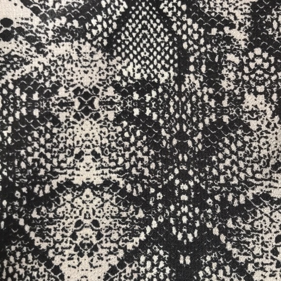 🔥 TREND ALERT! RW&CO Grey & Black Snake Skin Camisole Tank - Picture 5 of 5